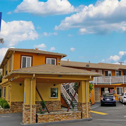 The image shows an exterior view of Redondo Inn & Suites with a 